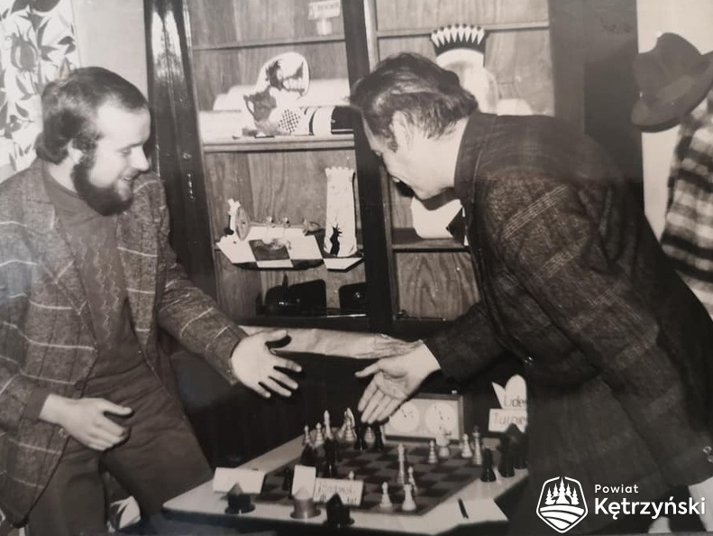 Korsze, mecz szachowy Zenon Rusiecki (po lewej) i Józef Badowski (po prawej)