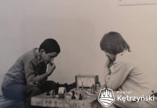 Korsze, partia szachów na terenie szkoły. Na zdjęciu Tomasz Kupryjaniuk i NN.