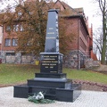 Nowo wzniesiony pomnik przez firmę kamieniarską Mariana Korzeniewskiego - 8.11.2009r.