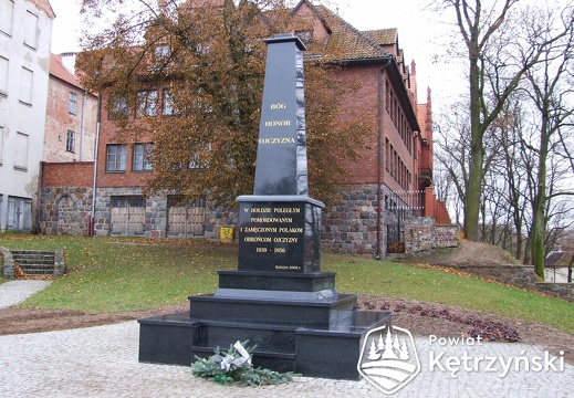 Nowo wzniesiony pomnik przez firmę kamieniarską Mariana Korzeniewskiego - 8.11.2009r.