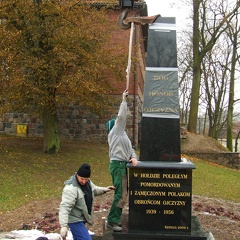 Montaż pomnika przez firmę kamieniarską Mariana Korzeniewskiego - 5.11.2009r.