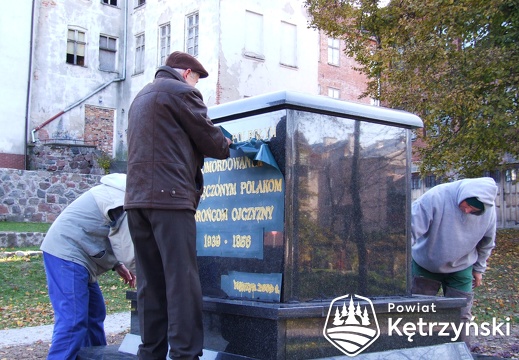Montaż pomnika przez firmę kamieniarską Mariana Korzeniewskiego - 6.11.2009r.