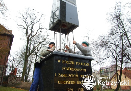 Montaż pomnika przez firmę kamieniarską Mariana Korzeniewskiego - 5.11.2009r.