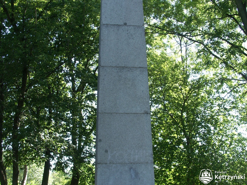 Pylon przy wejściu na cmentarz wojenny - 19.07.2006r.