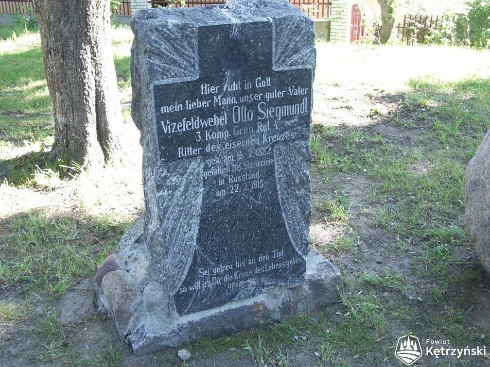 odkopany nagrobek na cmentarzu wojennym - 19.07.2006r.