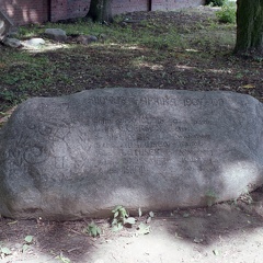 Kamień w parku kasyna oficerskiego - 2003r.