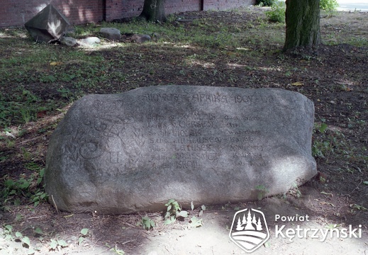 Kamień w parku kasyna oficerskiego - 2003r.