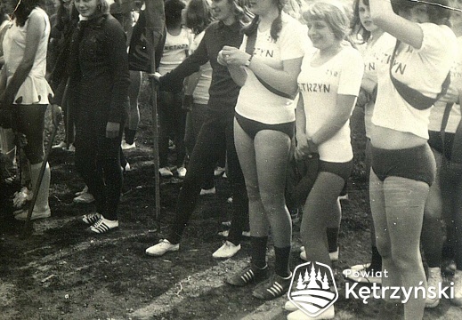 Uczniowie klasy IB przed pochodem - 1.05.1973r.