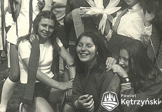 Uczennice klasy IIB przed pochodem - 1.05.1974r.