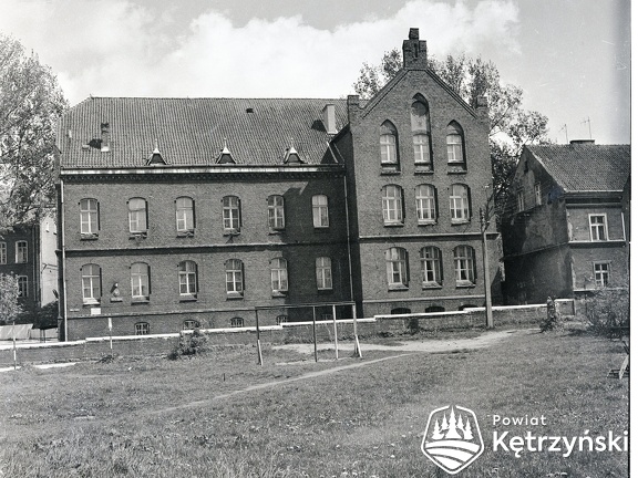 Budynek zasadniczej szkoły krawieckiej i technikum odzieżowego przed sprzedażą - 1991r.
