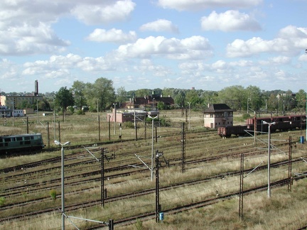 Korsze, panorama węzła kolejowego z wieży wodociągowej, w głębi na wprost budynek rzeźni - 11.09.2002r.