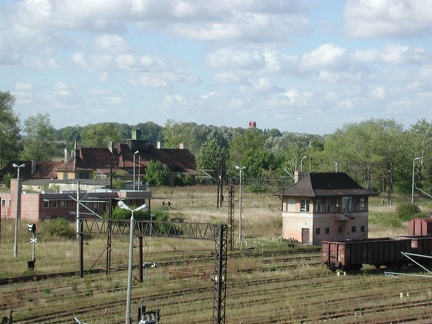 Korsze, panorama węzła kolejowego z wieży wodociągowej, w głębi budynek rzeźni - 11.09.2002r.
