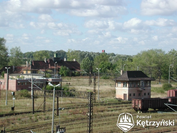 Korsze, panorama węzła kolejowego z wieży wodociągowej, w głębi budynek rzeźni - 11.09.2002r.