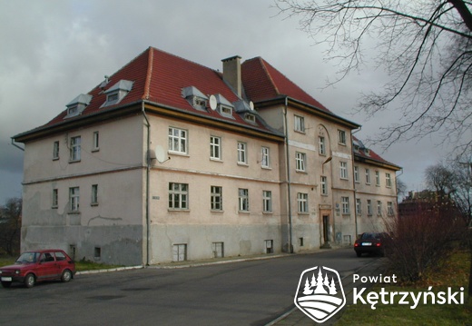 Korsze, budynek przychodni kolejowej, obecnie mieszkania - 2002r.