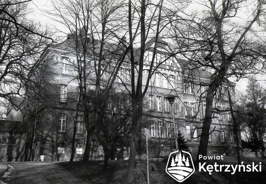 Teren szpitala powiatowego, elewacja wschodnia głównego budynku - 1994r.