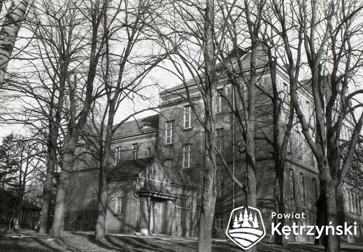 Teren szpitala powiatowego, fragment elewacji południowej głównego budynku - 1994r.