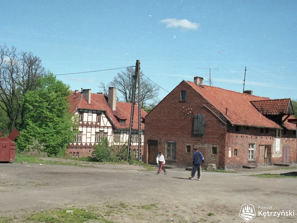 Fragment ul. Rybnej, w głębi budynek internatu ZSE-S, obecnie siedziba UG - 1998r.
