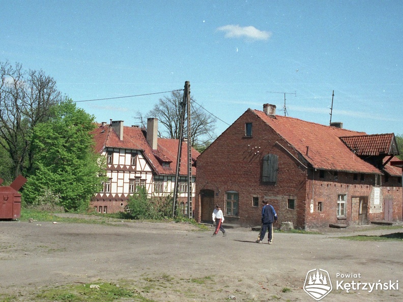 Fragment ul. Rybnej, w głębi budynek internatu ZSE-S, obecnie siedziba UG - 1998r.