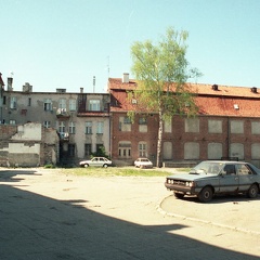 Podwórze ul. Rybnej i Sikorskiego 20-22, w głębi budynek kina "Gwiazda" - 1998r.