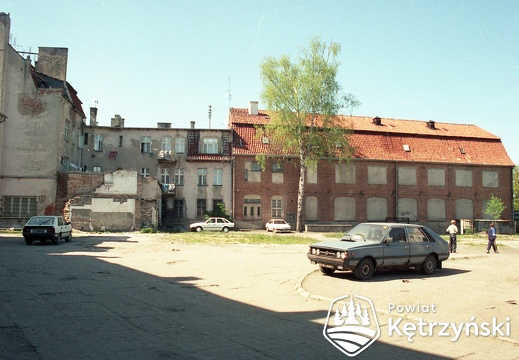 Podwórze ul. Rybnej i Sikorskiego 20-22, w głębi budynek kina "Gwiazda" - 1998r.