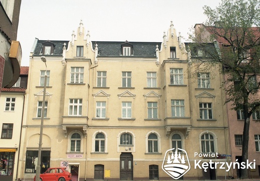 Odnowiona elewacja budynku przy ul. Sikorskiego 38 - 1998r.