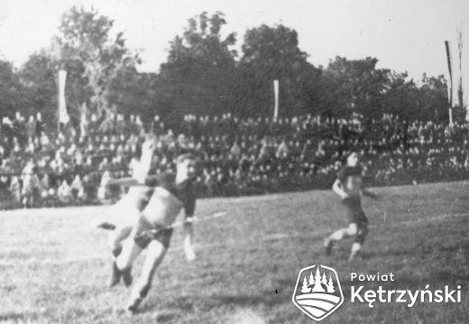 Zbigniew Wtulich w akcji podczas meczu na kętrzyńskim stadionie  - 1964r.