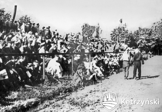 Publiczność kętrzyńska na meczu piłki nożnej na stadionie miejskim - 1966r.