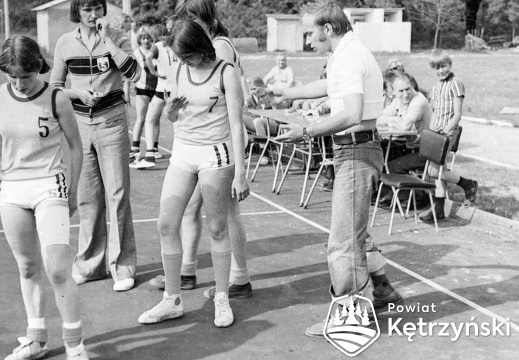 Mecz koszykówki kobiet. Trener „Granicy” Kętrzyn R. Łabecki - 1975r.