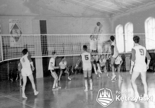 Mistrzostwa WOP w koszykówce. Atak Zarzycki, Brzeziński (z nr 5), Gormak (z nr 9) - 1975r.