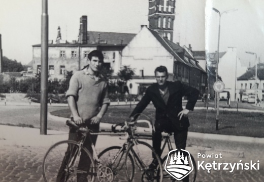 Rowerzyści na swoich wyścigówkach w centrum miasta, z lewej Wacław Brzozowski - koniec lat 60.