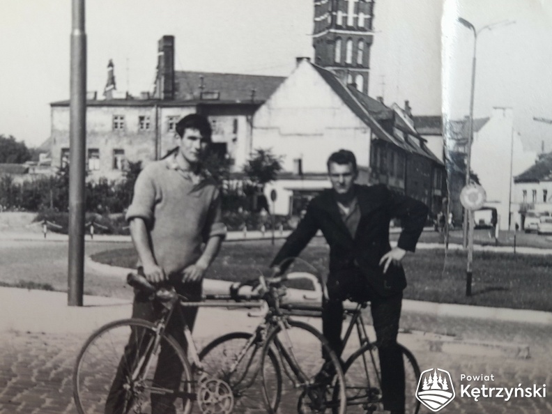 Rowerzyści na swoich wyścigówkach w centrum miasta, z lewej Wacław Brzozowski - koniec lat 60.