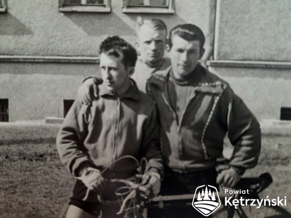 Koledzy rowerzyści, z prawej Wacław Brzozowski - koniec lat 60.