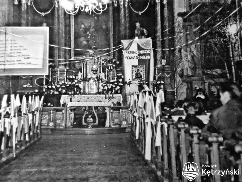 Reszel, wnętrze kościoła p.w. Piotra i Pawła przygotowane do koronacji - 1977r.