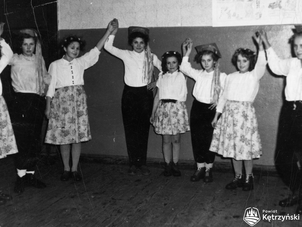 Siniec, występ dzieci ze szkoły podstawowej - 1959r.