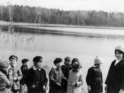 Siniec, uczniowie I klasy z wychowawczynią Janiną Sęk nad jeziorem Siniec Mały - 1965r.