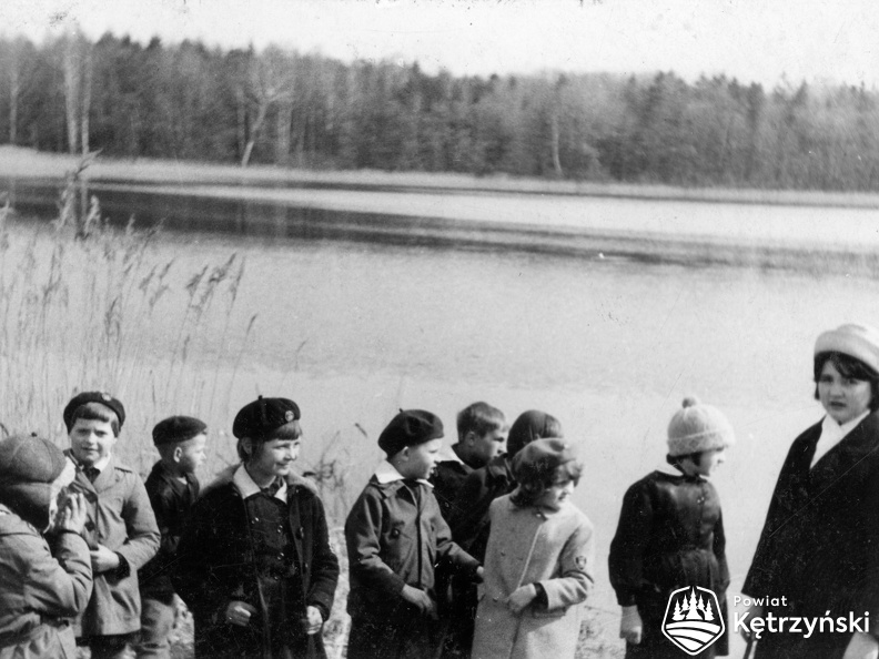 Siniec, uczniowie I klasy z wychowawczynią Janiną Sęk nad jeziorem Siniec Mały - 1965r.
