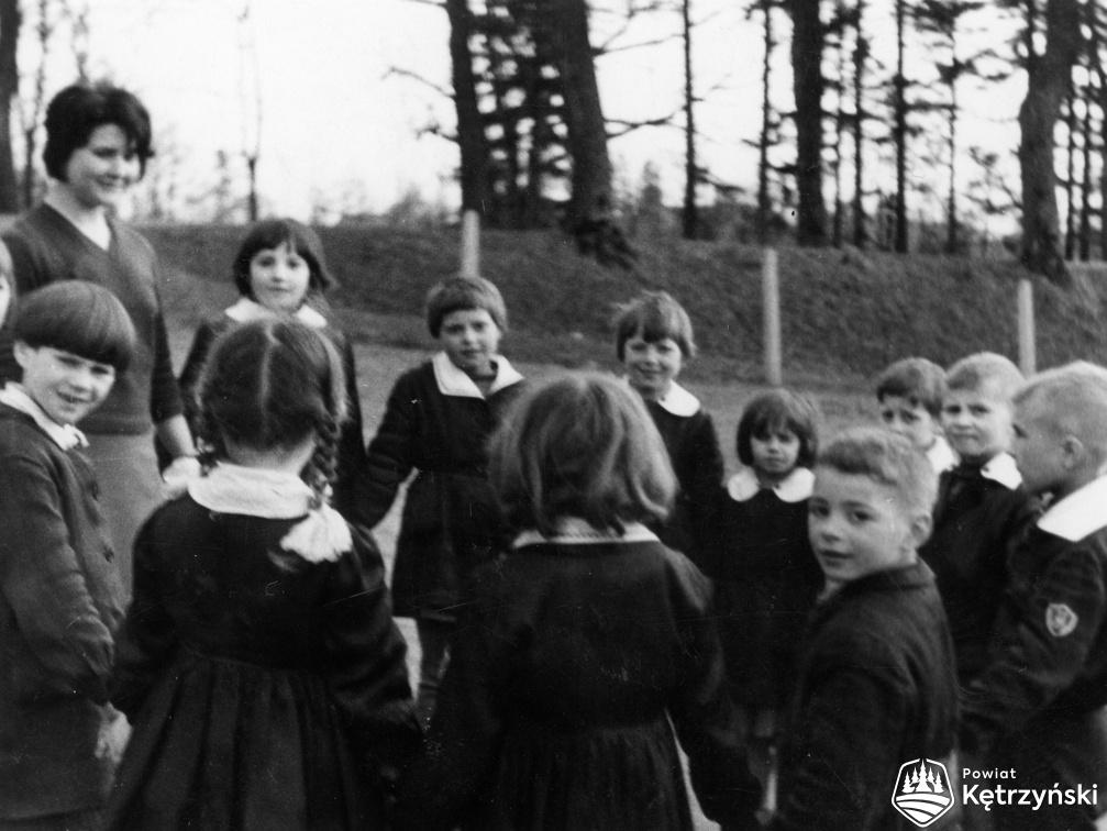 Siniec, uczniowie I klasy na boisku szkolnym z wychowawczynią - rok szkolny 1965/66r.