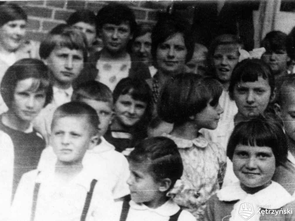 Siniec, dzieci przed wejściem do budynku - rok szkolny 1967/68