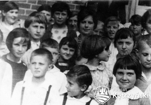 Siniec, dzieci przed wejściem do budynku - rok szkolny 1967/68