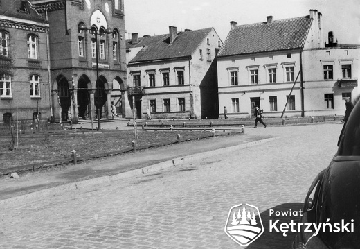 Fragment zabudowy ul. Mickiewicza od strony pl. Grunwaldzkiego z wejściem do budynku starostwa - 1960r.