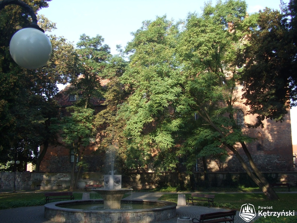 Parku przy zamku z fontanną - 2008r.