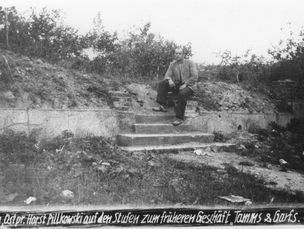 Barciany, Horst Pillkowski na schodach zniszczonej kamienicy przy ul. Wojska Polskiego - 1957r.