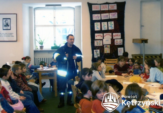 Korsze, spotkanie strażaka w bibliotece - ok. 1998r.