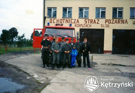 Korsze, strażacy przed siedzibą OSP - ok. 1998r.