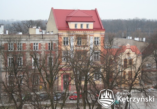 Widok z wieży ratuszowej na zabudowę pierzei północnej pl. Piłsudskiego - 1.02.2008r.