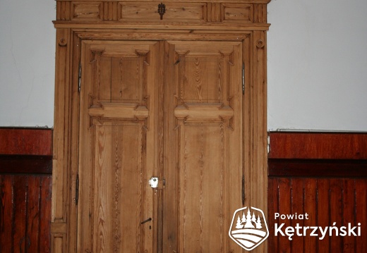 Drzwi z oryginalnym, zdobionym nadprożem w sali posiedzeń ratusza - 1.02.2008r.