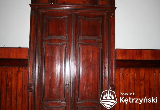 Drzwi z oryginalnym, zdobionym nadprożem w sali posiedzeń ratusza, przed renowacją - 1.02.2008r.