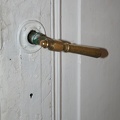 Ozdobna mosiężna klamka w drzwiach jednej z sal ratusza w trakcie kapitalnego remontu - 3.04.2008r.