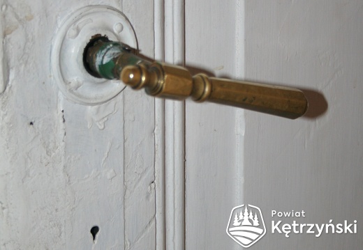 Ozdobna mosiężna klamka w drzwiach jednej z sal ratusza w trakcie kapitalnego remontu - 3.04.2008r.