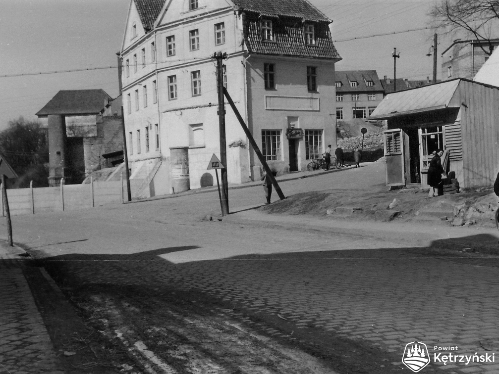Fragment zabudowy ul. Zjazdowej, widok od ówczesnej ul. Obrońców Stalingradu (ob. Dworcowa) - 1960r.